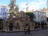 Kapnikarea, rue Ermou. Église byzantine en croix avec coupole, consacrée à la Présentation de la Vierge au Temple. Le bâtiment initial, qui remonte au XIe siècle, fut complété au XIIIe. Depuis 1931 l'église est la propriété de l'Université d'Athènes.